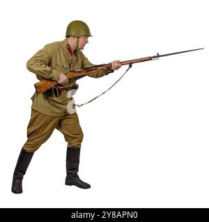 Sergeant der 10. NKWD-Gewehrdivision im Angriff. UDSSR. Der Zweite Weltkrieg. Isoliert auf weiß Stockfoto