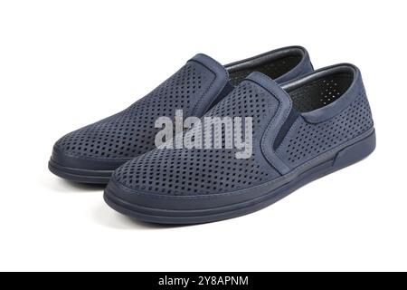 Blaue Lederschuhe für Herren. Herrenschuhe aus echtem Leder, isoliert auf weißem Hintergrund. Stylische Herrenschuhe. Stockfoto