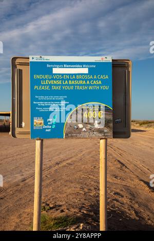 Melden Sie sich für das Ebro Delta an, 400 Euro Geldstrafe für Müll am Strand Ebro Delta, Spanien, Katalonia, Ebro Delta Stockfoto