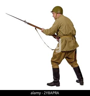 Sergeant der 10. NKWD-Gewehrdivision im Angriff. UDSSR. Der Zweite Weltkrieg. Isoliert auf weiß Stockfoto