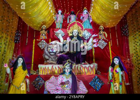 Ein wunderschönes Idol von Maa Durga, der während Navratri bei einem Pandal verehrt wurde. Navratri ist das größte religiöse fest des Hinduismus Stockfoto