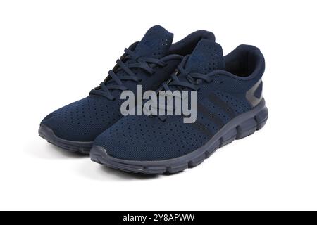 Blauer Sommer-Sneaker aus Mesh-Material mit dicker Sohle, isoliert auf weißem Hintergrund. Sport- und Straßenbekleidung modische Sportschuhe. Stockfoto