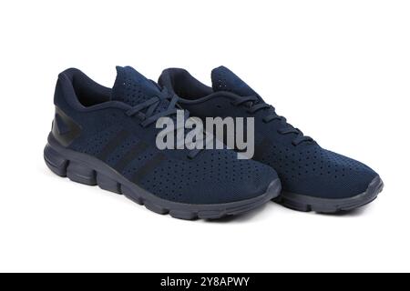 Blauer Sommer-Sneaker aus Mesh-Material mit dicker Sohle, isoliert auf weißem Hintergrund. Sport- und Straßenbekleidung modische Sportschuhe. Stockfoto