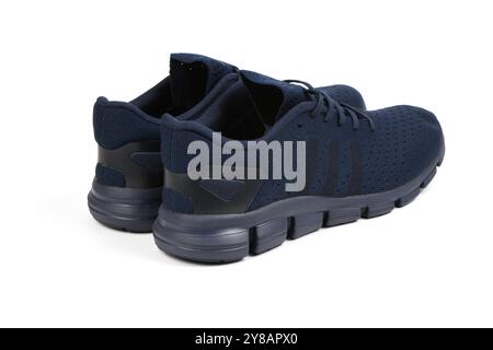 Blauer Sommer-Sneaker aus Mesh-Material mit dicker Sohle, isoliert auf weißem Hintergrund. Sport- und Straßenbekleidung modische Sportschuhe. Stockfoto