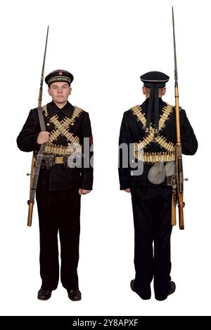 Ein Marine der UdSSR Navy während des Zweiten Weltkriegs in Winteruniformen. Die Inschrift auf der Kappe "Navy". Isoliert auf weiß Stockfoto
