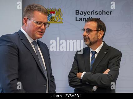 München, Deutschland. Oktober 2024. Holger Grießhammer (links, SPD) und Klaus Holetschek (CSU), Fraktionsvorsitzende im Bayerischen landtag, nehmen an einer Pressekonferenz im landtag Teil. Sie legen eine gemeinsame Entschließung mit dem Titel "Solidarität mit Israel - Stärkung des jüdischen Lebens" vor. Quelle: Peter Kneffel/dpa/Alamy Live News Stockfoto