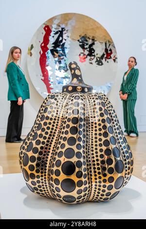 London, Großbritannien. Oktober 2024. Yayoi Kusama Pumpkin (M), 2016, Schätzung: £2.000.000 - 3.000.000 - Phillips, London, zeigt eine Vorschau auf die Auktionen der Modern & Contemporary Art Frieze Week, die am 10. Und 11. Oktober stattfinden. Guy Bell/Alamy Live News Stockfoto