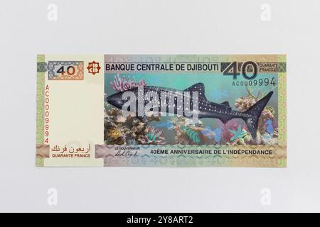 Burundi 2000-Franken-Währung mit Antilope, Ananas, Wappen und NatiDjibouti 40-Franken-Note mit Walhai und Unterwasserkorallen SCE Stockfoto