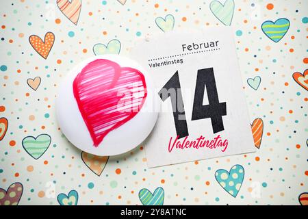 FOTOMONTAGE, Kalenderseite vom 14. Februar und Herz, symbolisches Foto Valentinstag, FOTOMONTAGE, Kalenderblatt vom 14. Februar. Februar und Herz, Symbol Stockfoto