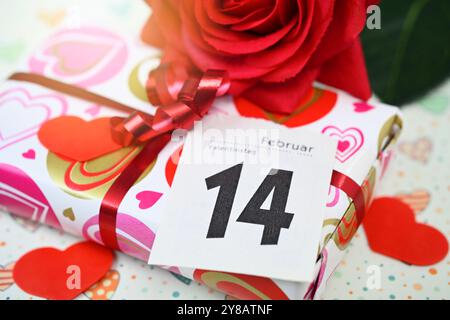 FOTOMONTAGE, Kalenderseite vom 14. Februar zum Valentinstag Geschenk, symbolisches Foto Valentinstag, FOTOMONTAGE, Kalenderblatt vom 14. Februar au Stockfoto