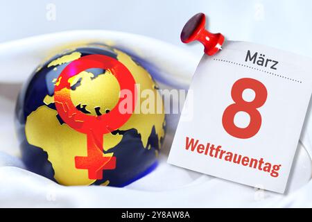 FOTOMONTAGE, Kalenderseite vom 8. März und Globus mit Venus-Symbol, Symbolfoto internationaler Frauentag, FOTOMONTAGE, Kalenderblatt vom 8. März. Mär Stockfoto