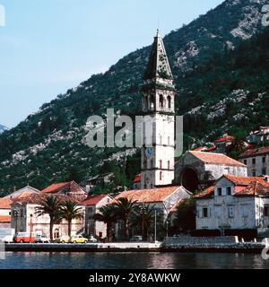 Blick über die Altstadt von Perast in der Region Montenegro, Jugoslawien um 1981. 90010000930 Stockfoto