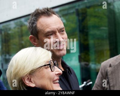 ZÜRICH / SCHWEIZ, 4. Oktober 2024. Jude Law verlässt die ZFF Masters und plaudert mit Fans während des 20. Zürcher Filmfestivals am 4. Oktober 2024 in der Cinema Arena Zürich. Credits: Walter Gilgen Stockfoto