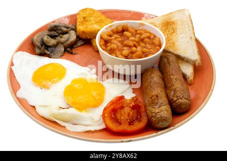 Traditionelles komplettes englisches Frühstück mit Spiegeleiern, Würstchen, Bohnen, Pilzen und gegrillten Tomaten Stockfoto