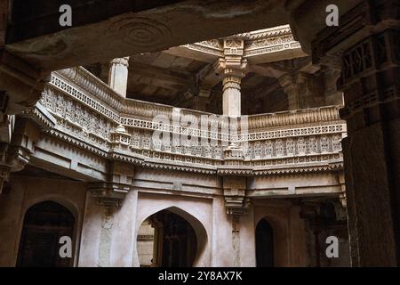 In der Mitte des historischen Adalaj Steppbrunnen bei Ahmedabad. Wunderschöne Dekoration des nationalen Erbes. Stockfoto