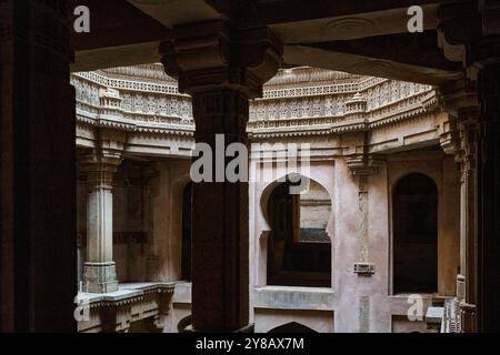 In der Mitte des historischen Adalaj Steppbrunnen bei Ahmedabad. Wunderschöne Dekoration des nationalen Erbes. Stockfoto