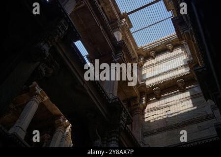 In der Mitte des historischen Adalaj Steppbrunnen bei Ahmedabad. Wunderschöne Dekoration des nationalen Erbes. Stockfoto