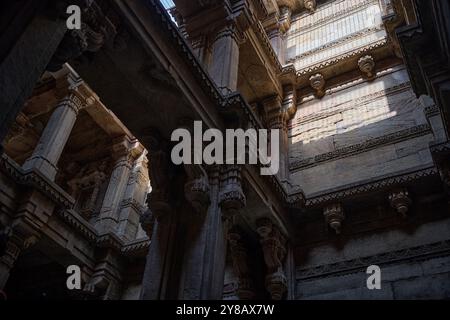 In der Mitte des historischen Adalaj Steppbrunnen bei Ahmedabad. Wunderschöne Dekoration des nationalen Erbes. Stockfoto