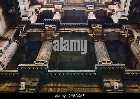 In der Mitte des historischen Adalaj Steppbrunnen bei Ahmedabad. Wunderschöne Dekoration des nationalen Erbes. Stockfoto