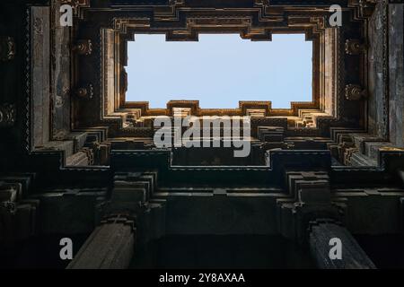 In der Mitte des historischen Adalaj Steppbrunnen bei Ahmedabad. Wunderschöne Dekoration des nationalen Erbes. Stockfoto