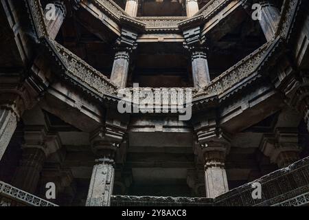 In der Mitte des historischen Adalaj Steppbrunnen bei Ahmedabad. Wunderschöne Dekoration des nationalen Erbes. Stockfoto