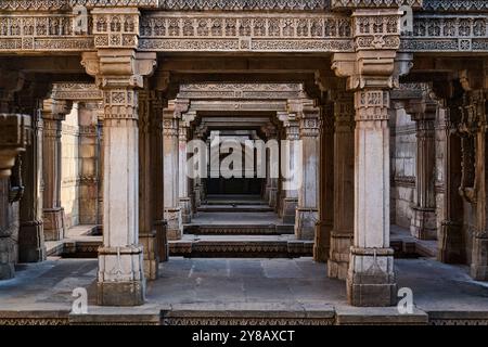 In der Mitte des historischen Adalaj Steppbrunnen bei Ahmedabad. Wunderschöne Dekoration des nationalen Erbes. Stockfoto