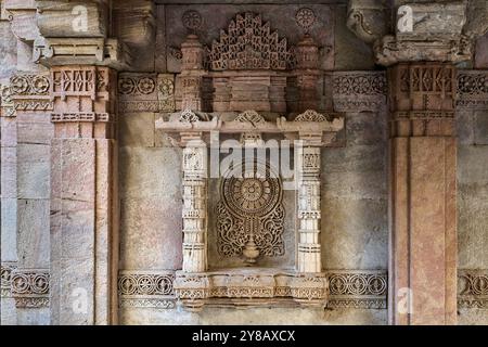 In der Mitte des historischen Adalaj Steppbrunnen bei Ahmedabad. Wunderschöne Dekoration des nationalen Erbes. Stockfoto