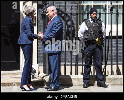 London, Großbritannien. Juni 2018. Image © lizenziert für Parsons Media. 06/06/2018. London, Vereinigtes Königreich. Theresa May Trifft Benjamin Netanjahu. Die britische Premierministerin Theresa May begrüßt ihren israelischen Amtskollegen Benjamin Netanjahu in der Downing Street 10 zu bilateralen Gesprächen. Foto von Pete MacLaine/i-mages Credit: andrew parsons/Alamy Live News Stockfoto