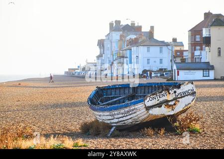 Altes Fischerboot am Aldeburgh Beach in Suffolk an der Ostküste Englands, Großbritannien. Stockfoto