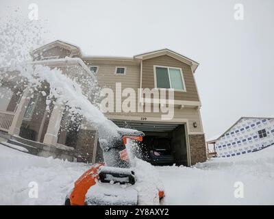 Der Winter bietet eine schneebedeckte Nachbarschaftsszene Stockfoto