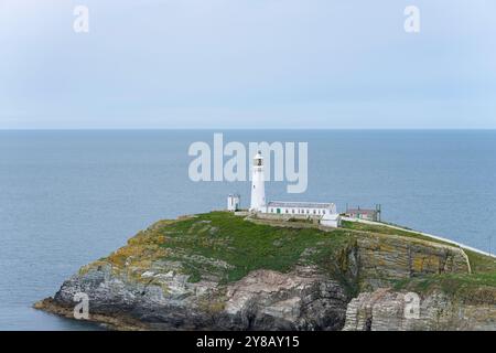 Der Leuchtturm South Stack wurde auf einer kleinen Insel vor der Küste von Anglesea Wales gebaut. Stockfoto