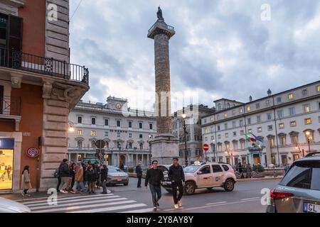 ROM, ITALIEN - 9. MÄRZ 2023: Dies ist der Säulenplatz mit der antiken römischen Säule des Marcus Aurelius im Frühling in der Nacht. Stockfoto