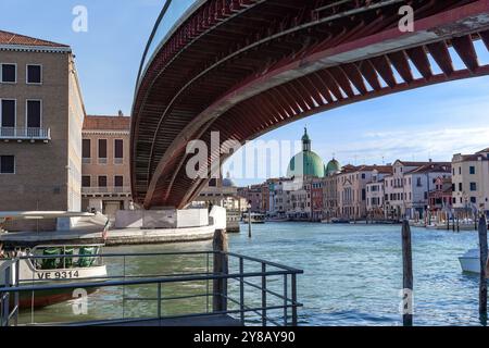 VENEDIG, ITALIEN - 12. MÄRZ 2023: Dies ist ein Blick auf den Canal Grande von der modernen Verfassungsbrücke aus. Stockfoto