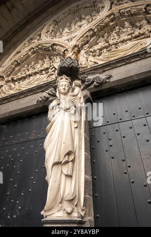 Belgien, Flandern, Brügge, St. Salvadors Kathedrale, Sint Salvatorskathedraal, Schnitzerei über der Tür Stockfoto