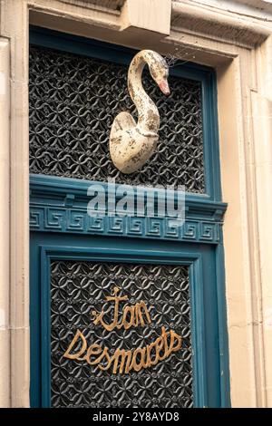 Belgien, Flandern, Brügge, Nieuwstraat, Schwanenschmuck über dem Eingang der Jan Desmarets Galerie Stockfoto