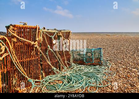 Hummer- und Krabbentöpfe am Aldeburgh Beach in Suffolk, Großbritannien. Stockfoto