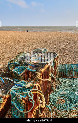 Hummer- und Krabbentöpfe am Aldeburgh Beach in Suffolk, Großbritannien. Stockfoto