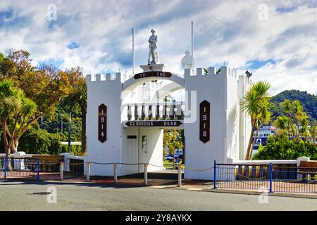 Picton war Memorial Arch in Picton, Südinsel, Neuseeland – gedenkt an Menschen, die im Ersten und Zweiten Weltkrieg getötet oder vermisst wurden Stockfoto