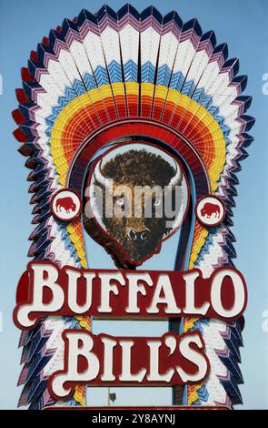 Das Logo am Straßenrand des Buffalo Bill's Resort & Casino in Primm, Nevads, USA, ca. 1992 Stockfoto