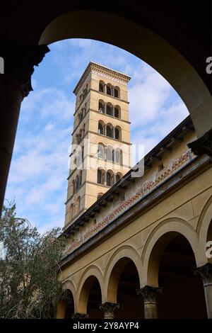 Im historischen Campanile der Friedenskirche im Potsdamer Park Sanssouci laeuten wieder die Glocken Foto vom 04.10.2024. Der Abschluss der rund vier Millionen Euro teuren Sanierung des UNESCO-Weltkulturerbe gehoerenden Denkmals wurde am Freitag gefeiert. Der 1850 errichtete Glockenturm ist rund 42 Meter hoch. Die Instandsetzungsarbeiten hatten im Februar 2022 begonnen und wurden nach Angaben der Stiftung Preussische Schloesser und Gaerten ausschliesslich durch Spenden finanziert. Im Maerz war bereits ein neues rund dreieinhalb Meter hohes Turmkreuz auf das Bauwerk gesetzt worden. Vor einig Stockfoto