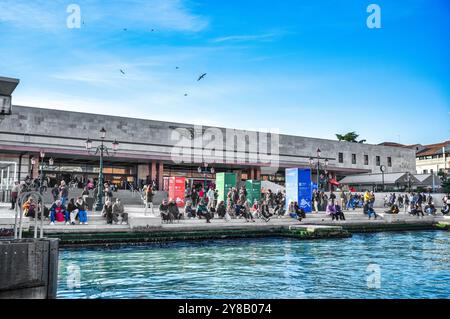 26. April 2024 Venedig - Italien: Außenansicht des mit Touristen überfüllten Bahnhofs Venedig Santa Lucia. Stockfoto