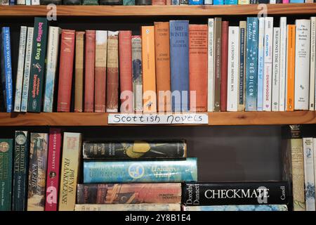 Eine Auswahl schottischer Romane in einem Second-Hand-Buchladen in Wigtown, Galloway Scotlands National Book Town Stockfoto