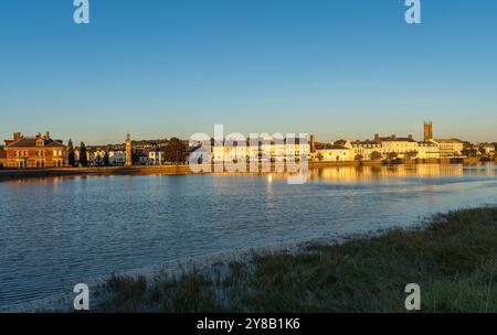 Stadt Barnstaple bei Sonnenuntergang, Blick auf den Fluss Taw, den Uhrturm und die Heilige Dreifaltigkeitskirche Stockfoto