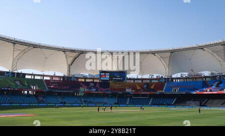 Oktober 2024, Dubai, Neu-Delhi, Vereinigte Arabische Emirate (VAE: Stadionansicht während des Spiels Nr. 3 der Gruppe B der ICC T20-Cricket-Weltmeisterschaft der Frauen zwischen Südafrika und Westindien im Dubai International Cricket Stadium, Dubai, Vereinigte Arabische Emirate am 4. Oktober 2024 (Foto: © Avijit das/ZUMA Press Wire) NUR ZUR REDAKTIONELLEN VERWENDUNG! Nicht für kommerzielle ZWECKE! Stockfoto