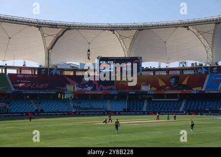 Oktober 2024, Dubai, Neu-Delhi, Vereinigte Arabische Emirate (VAE: Stadionansicht während des Spiels Nr. 3 der Gruppe B der ICC T20-Cricket-Weltmeisterschaft der Frauen zwischen Südafrika und Westindien im Dubai International Cricket Stadium, Dubai, Vereinigte Arabische Emirate am 4. Oktober 2024 (Foto: © Avijit das/ZUMA Press Wire) NUR ZUR REDAKTIONELLEN VERWENDUNG! Nicht für kommerzielle ZWECKE! Stockfoto