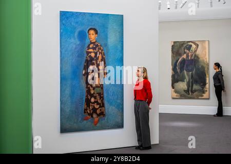 London, Großbritannien. Oktober 2024. Sahara Longe, Edwina, geschätzte £ 40.000 - 60.000 GBP mit Lynette Yiadom-Boakye, militanter Druck, Öl auf Leinen, Schätzung 2016: £ 700,000-1 Millionen - um mit der Frieze Week in Verbindung zu bringen, zeigen Sotheby's Galeries in der New Bond Street Kunst im Wert von £ 220 Millionen für eine öffentliche Ausstellung, die einige der größten modernen und zeitgenössischen Künstler umfasst. Viele werden im Zeitgenössischen Verkauf vom 9. Und 10. September versteigert. Guy Bell/Alamy Live News Stockfoto