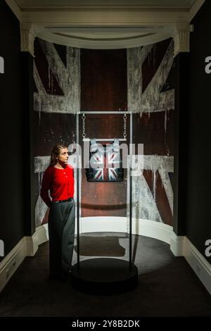 London, Großbritannien. Oktober 2024. Banksy, Vest, 2019, £ 200.000-300.000 - in Verbindung mit der Frieze Week zeigen die Sotheby's Galeries in der New Bond Street Kunstwerke im Wert von £ 220 Millionen für eine öffentliche Ausstellung mit einigen der größten modernen und zeitgenössischen Künstler. Viele werden im Zeitgenössischen Verkauf vom 9. Und 10. September versteigert. Guy Bell/Alamy Live News Stockfoto