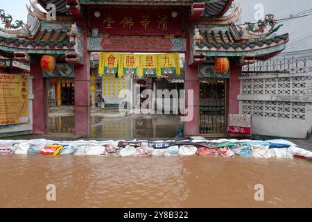 CHIANG Mai, Thailand – 4. Oktober 2024: Überflutung des Chiang Mai Markts in der Stadt Chiang Mai in der Nähe des Ping Flusses, Auswirkungen starker Regenfälle vom Berg. Stockfoto