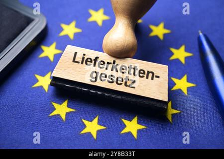 FOTOMONTAGE, Stempel mit Aufschrift Lieferkettenrecht auf EU-Flagge, symbolisches Foto Europäisches Lieferkettenrecht, FOTOMONTAGE, Stempel mit Aufschrift Liefe Stockfoto