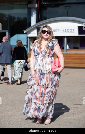 Ascot, Berkshire, Großbritannien. Oktober 2024. Es war ein wunderschöner sonniger Morgen, als glamouröse Rennfahrer auf der Ascot Racecourse in Berkshire zum BetMGM Autumn Friday Raceday ankamen. Quelle: Maureen McLean/Alamy Live News Stockfoto